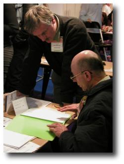 Un membre de l'association donnant des informations